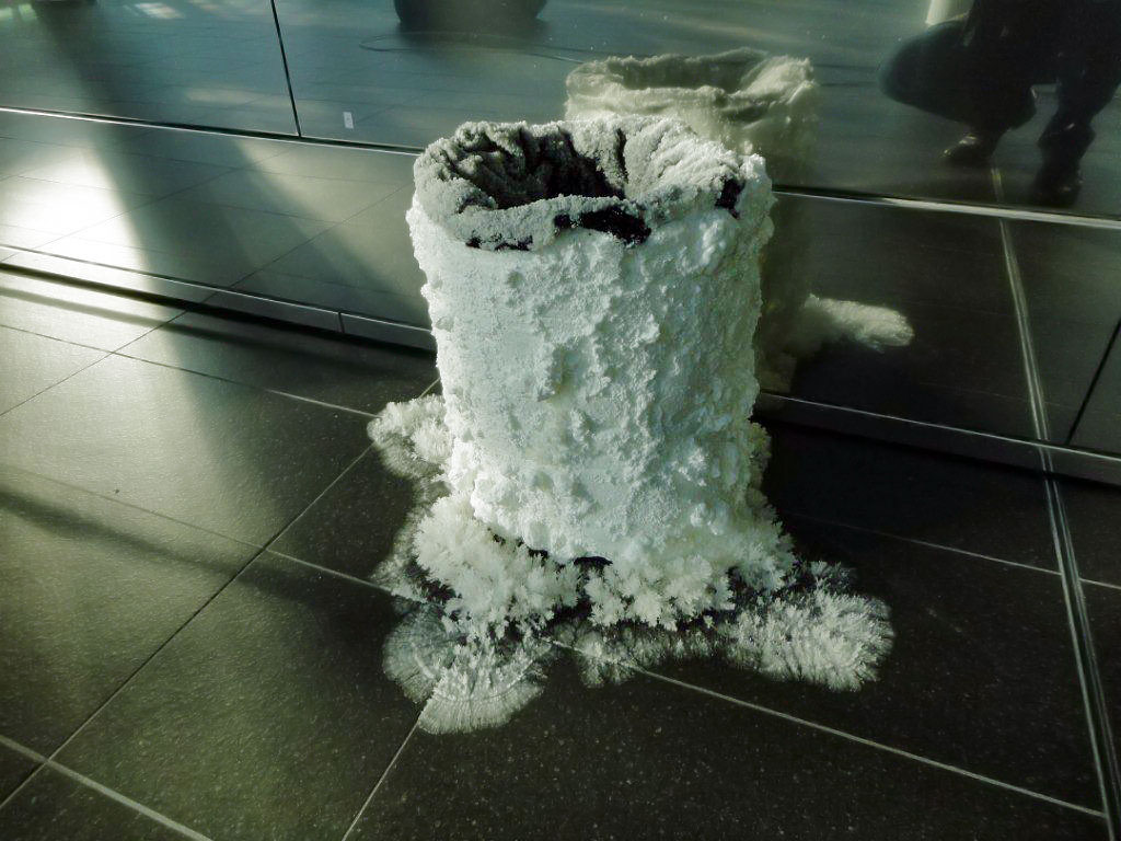 'BAG', 2012, perforierter Polyurethanbehälter, Wasser, Salze, Maße variabel