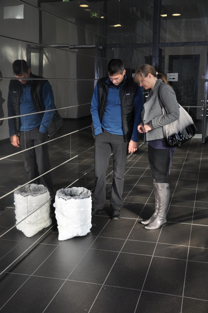 'BAG', 2012, perforierter Polyurethanbehälter, Wasser, Salze, Maße variabel