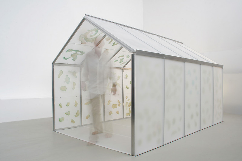GREENHOUSE 'GREENHOUSE', 2006, Reagenzien aus Rotwein und Kupferchlorid auf Floatglas, Perspex, Aluminiumkonstruktion, 350x180x200 cm