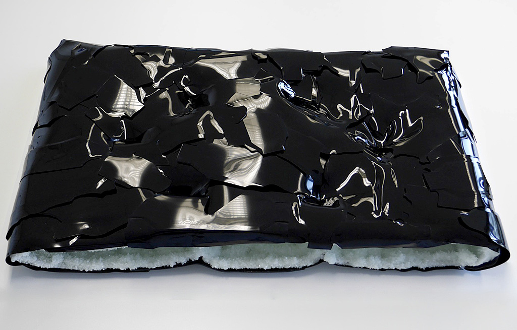 'CRACK', 2015, Phosphatkristallisation, pigmentiertes Kunstharz, 100x65x15 cm