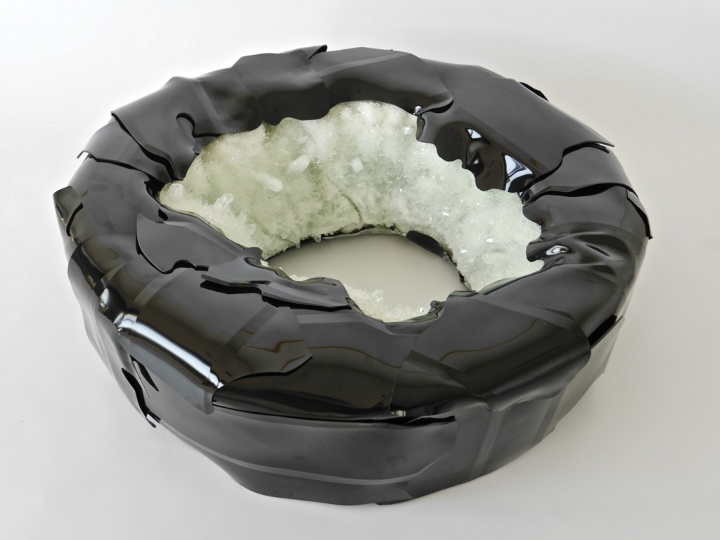 'O', 2015, Phosphatkristallisation, Epoxidharzsegmente, pigmentiert, thermisch verformt, 76x74x28,5 cm