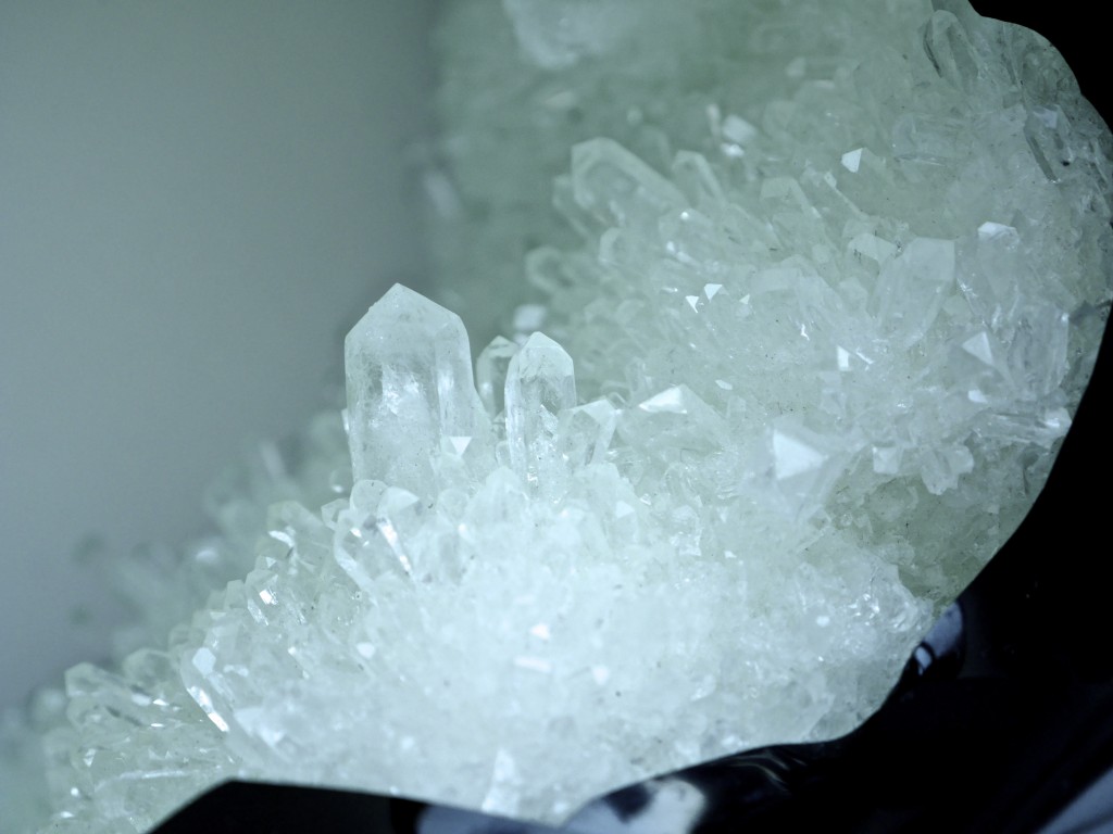 'O', 2015, Phosphatkristallisation, Epoxidharzsegmente, pigmentiert, thermisch verformt, 76x74x28,5 cm