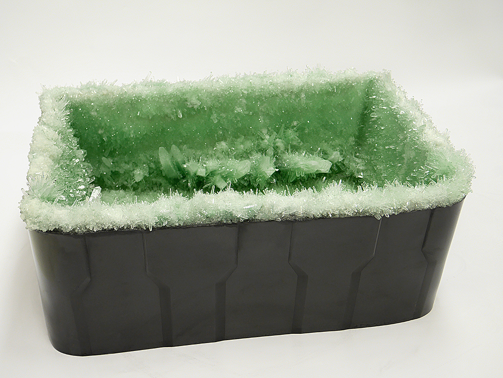 'RUNNETH OVER', 2015, Filz, pigmentiertes Kunstharz, Phosphatkristallisation, 58x39x24 cm